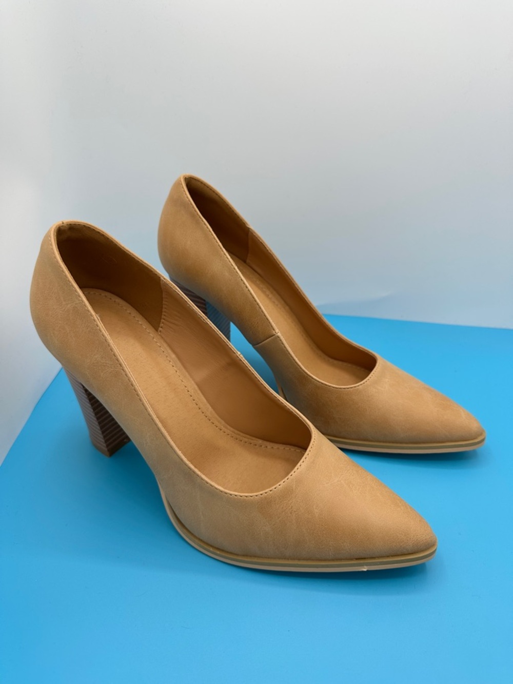 NEW! Classic Pointed-Toe Block Heel Pumps in Tan Womens Size 9 New (no box)